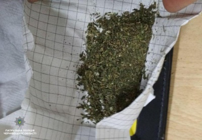 У Чернівцях поліція затримала водія «під кайфом» та виявила в нього наркотики