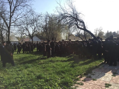 «Після Песаху ходять на могили цадиків»: представник єврейської громади Чернівців пояснив мету поїздки хасидів 