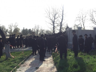 «Після Песаху ходять на могили цадиків»: представник єврейської громади Чернівців пояснив мету поїздки хасидів 