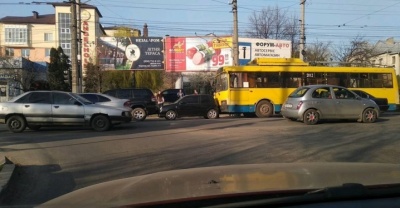 У Чернівцях сталася ДТП за участю тролейбуса (ФОТО)