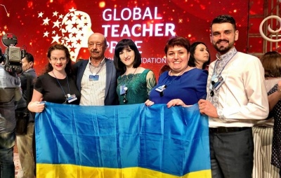 "Вчителька школи для мігрантів вивчила 30 мов": вчитель із Чернівців розповів про участь у всесвітньому конкурсі вчителів у Дубаї