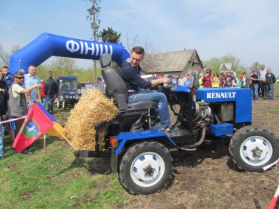 У Чернівецькій області відбулись тракторні гонки (ФОТО)