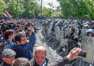 У Єревані відбуваються сутички протестувальників з поліцією через призначення екс-президента на посаду прем’єра