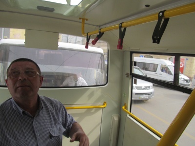 Обмальовані сидіння та брудні підгузки: у Чернівцях перевізники показали, як пасажири нищать нові автобуси