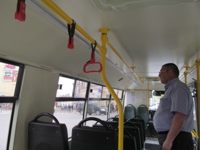 Обмальовані сидіння та брудні підгузки: у Чернівцях перевізники показали, як пасажири нищать нові автобуси