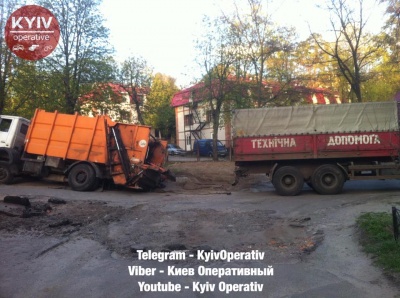 У Києві сміттєвоз провалився під асфальт (ФОТО)