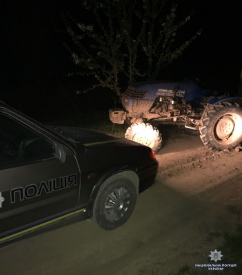 У Чернівецькій області біля кордону з Молдовою поліція виявила 15 бочок зі спиртом