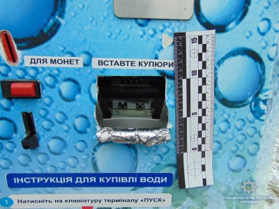 У Чернівцях двом юнакам, які обкрадали автомати питної води, обрали домашній арешт