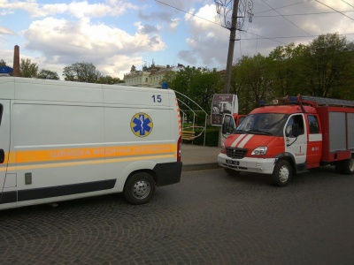 У центрі Чернівців аварійні служби шукали вибухівку: виявили жіночу сумку