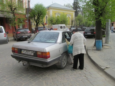 «Найчастіше забувають вночі»: у службах таксі Чернівців розповіли, які речі гублять пасажири