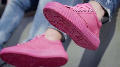 У Нідерландах показали перші кросівки з жувальної гумки: відео