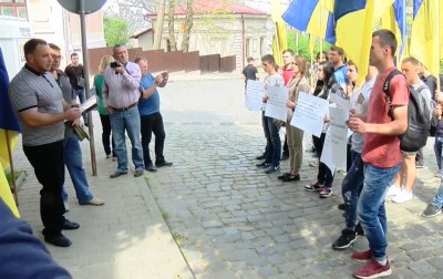 У Чернівцях півсотні активістів з прапорами України пікетували румунське консульство