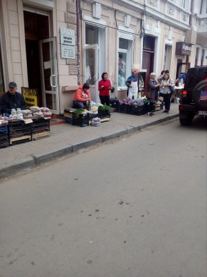У Чернівцях через ремонт ринку продавці торгують на дорозі