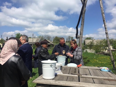 На Буковині лауреати премії імені Кобилянської висадили яблуні до ювілею письменниці (ФОТО)