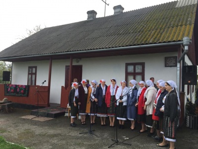 На Буковині лауреати премії імені Кобилянської висадили яблуні до ювілею письменниці (ФОТО)