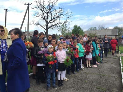 На Буковині лауреати премії імені Кобилянської висадили яблуні до ювілею письменниці (ФОТО)