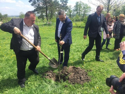 На Буковині лауреати премії імені Кобилянської висадили яблуні до ювілею письменниці (ФОТО)