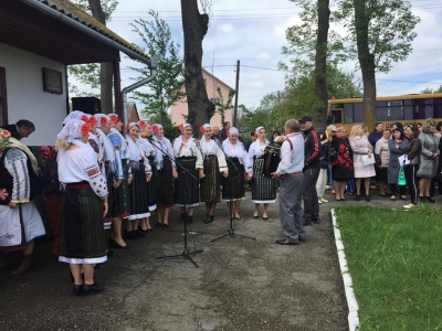 На Буковині лауреати премії імені Кобилянської висадили яблуні до ювілею письменниці (ФОТО)