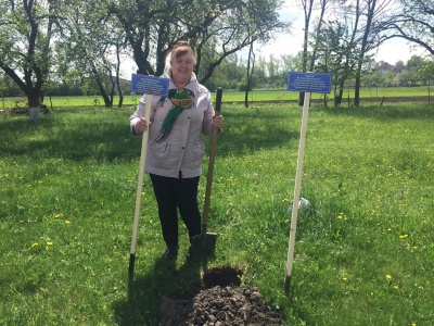 На Буковині лауреати премії імені Кобилянської висадили яблуні до ювілею письменниці (ФОТО)