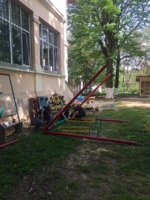 У Чернівцях почали облаштовувати дитячий майданчик у психлікарні 