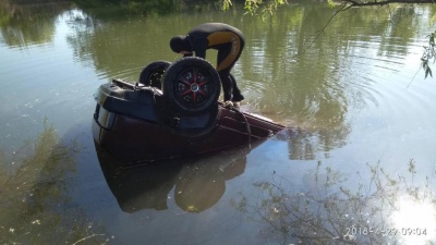 У Запорізькій області авто вилетіло в озеро. Загинула жінка