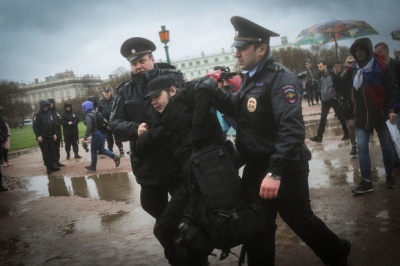 У Петербурзі на першотравневій ході затримали людей із прапорами України, ЄС і ЛГБТ 