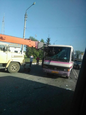 У Чернівцях вантажний кран наскрізь проштрикнув автобус (ФОТО)