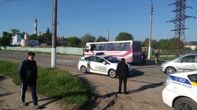 У Чернівцях вантажний кран наскрізь проштрикнув автобус (ФОТО)