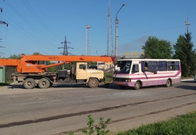 У поліції повідомили попередні деталі ДТП у Чернівцях за участю автокрана і маршрутки