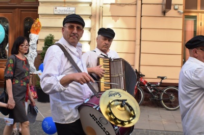 У Чернівцях єврейська громада влаштувала ходу центром міста з нагоди свята Лаг ба-Омер (ФОТО)