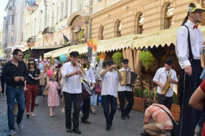 У Чернівцях єврейська громада влаштувала ходу центром міста з нагоди свята Лаг ба-Омер (ФОТО)