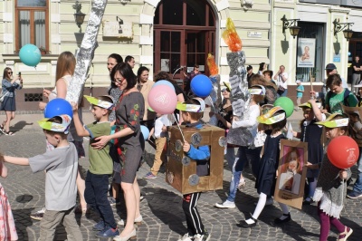 У Чернівцях єврейська громада влаштувала ходу центром міста з нагоди свята Лаг ба-Омер (ФОТО)