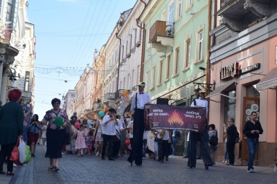 У Чернівцях єврейська громада влаштувала ходу центром міста з нагоди свята Лаг ба-Омер (ФОТО)