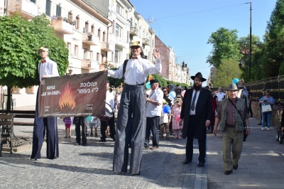 У Чернівцях єврейська громада влаштувала ходу центром міста з нагоди свята Лаг ба-Омер (ФОТО)