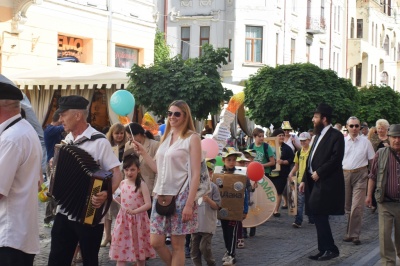 У Чернівцях єврейська громада влаштувала ходу центром міста з нагоди свята Лаг ба-Омер (ФОТО)