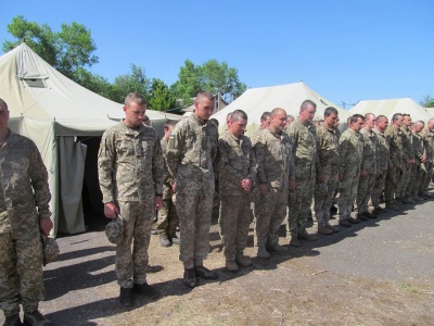 У Чернівцях місцеві жителі зворушливо зустріли військових, що повернулись із фронту (ФОТО)