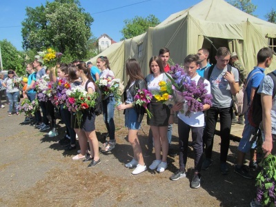 У Чернівцях місцеві жителі зворушливо зустріли військових, що повернулись із фронту (ФОТО)