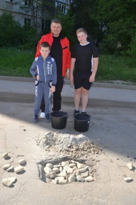«Хочу залатати 100 ям»: житель Чернівців взявся самотужки ремонтувати дороги міста