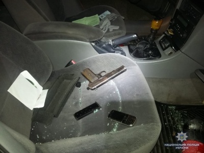 Роз'їжджав на «євроблясі» зі зброєю: на Буковині затримали водія, що перевозив пістолет у салоні автівки