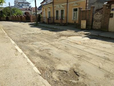 Провалля засипали гравієм: з’явилося відео «сучасного» ремонту вулиці Кармелюка