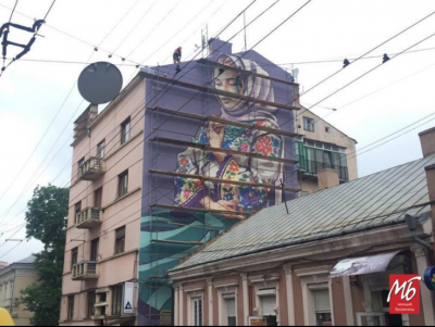 Художники яскраво розфарбували стіну будинку в центрі Чернівців - фото