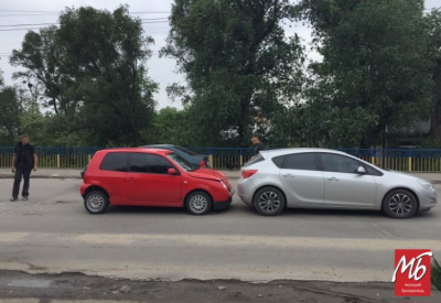 Через потрійну ДТП у центрі Чернівців утворився автомобільний затор - фото