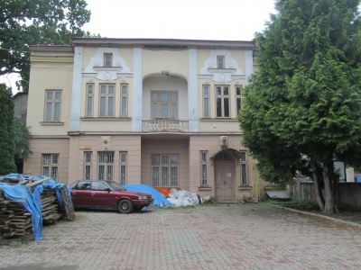 Добудувати і зробити чорним: історичний будинок у Чернівцях хочуть переобладнати у торговий центр