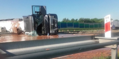 «Солодка» ДТП у Польщі: з вантажівки, що перекинулась, на трасу вилились 24 тонни шоколаду