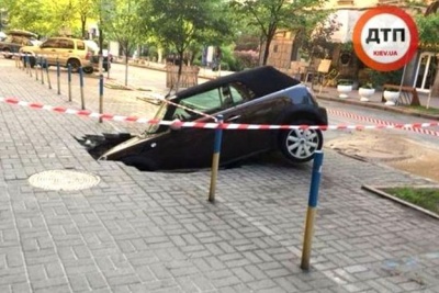 На парковці у центрі Києва автомобіль провалився під землю 