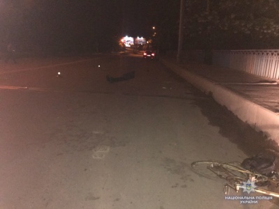 У Чернівцях невідомий водій збив велосипедиста і втік з місця ДТП - фото
