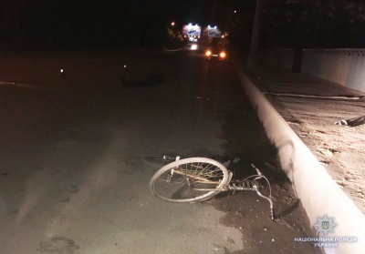 У Чернівцях невідомий водій збив велосипедиста і втік з місця ДТП - фото