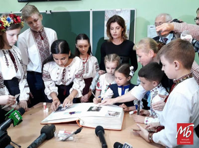 У Чернівцях Марина Порошенко з дітьми учасників АТО заповнила сторінки «Книги Миру» - фото