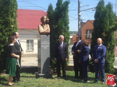 У Чернівцях урочисто відкрили пам’ятник Розі Ауслендер - фото