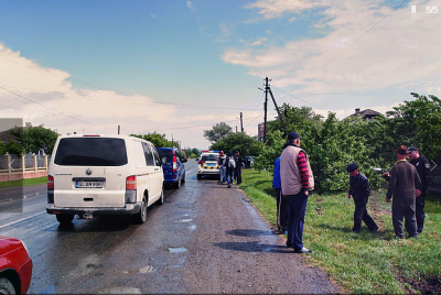 Вилетів з дороги, розтрощивши бетонний паркан: у страшній ДТП на Буковині постраждали двоє осіб - фото